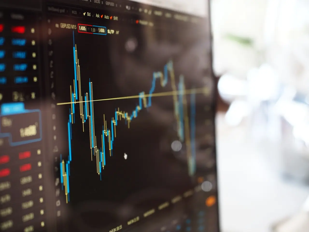 grafico-azul-y-amarillo-en-el-monitor-del-mercado-de-valores